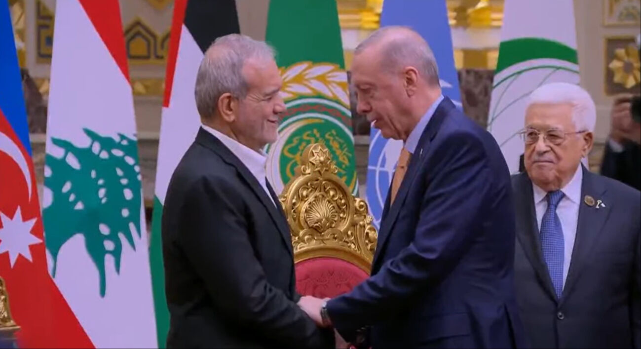 Cumhurbaşkanı Erdoğan Mısır'da! D-8 Zirvesi için liderlerle bir araya geldi Cumhurbaşkanı Erdoğan Mısır'da! D-8 Zirvesi için liderlerle bir araya geldi - 1. Resim