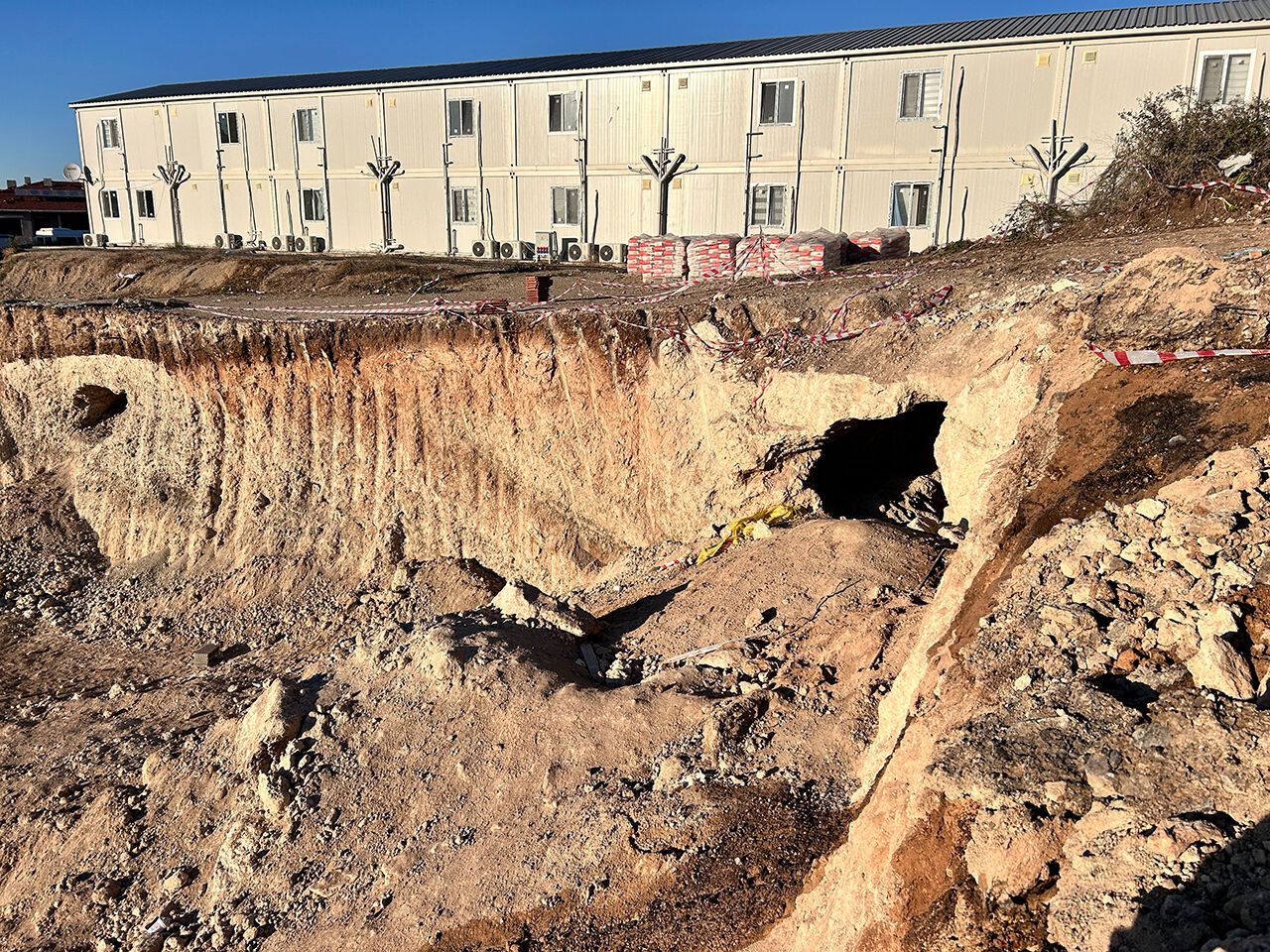 İşçilerin keşfettiği kaya mezar odaları! Hatay'da inşaatta ortaya çıkan tarihi alan görüntülendi İşçilerin keşfettiği kaya mezar odaları! Hatay'da inşaatta ortaya çıkan tarihi alan görüntülendi - 2. Resim