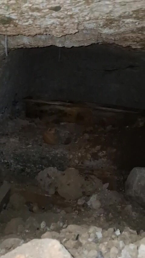 İşçilerin keşfettiği kaya mezar odaları! Hatay'da inşaatta ortaya çıkan tarihi alan görüntülendi İşçilerin keşfettiği kaya mezar odaları! Hatay'da inşaatta ortaya çıkan tarihi alan görüntülendi - 1. Resim