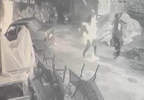 İşçinin bir anlık hatası canından ediyordu! Ateşe tiner döktü, alevler içinde kaldı - 1. Resim