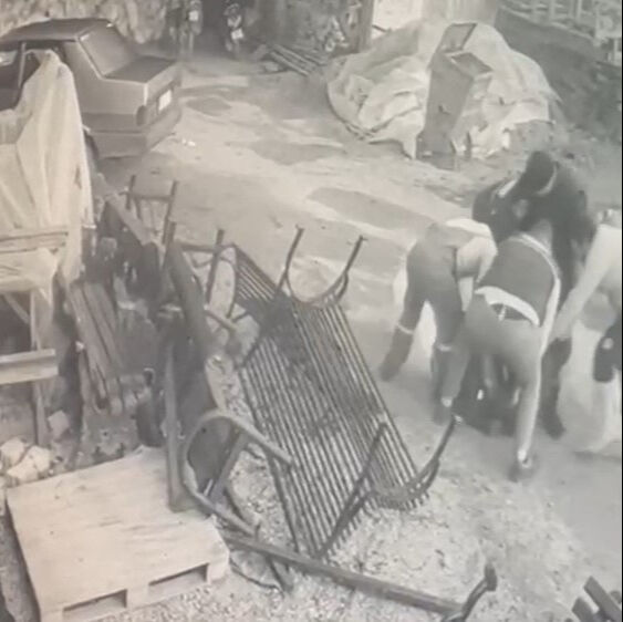 İşçinin bir anlık hatası canından ediyordu! Ateşe tiner döktü, alevler içinde kaldı - 2. Resim