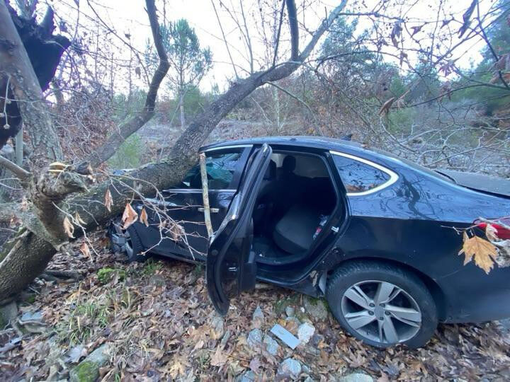 Kontrolden çıkan otomobil dereye uçtu! Yaralılar var - 1. Resim