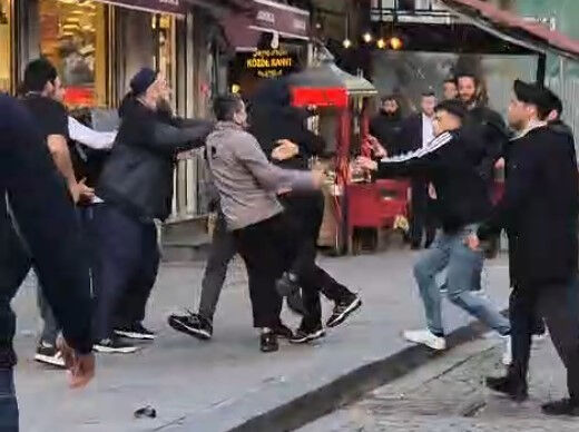 Sokak ortasında kavga! Yumruk ve sopalarla birbirlerine girdiler - 1. Resim