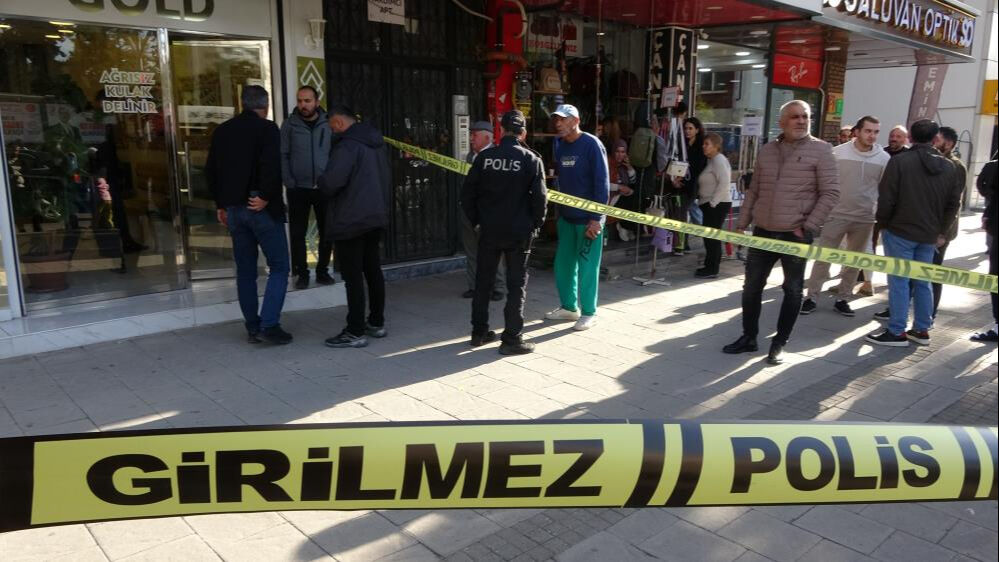 Adana'da kuyumcuya kalaşnikofla giren hırsızlar altınları çaldı Adana'da kuyumcuya kalaşnikofla giren hırsızlar altınları çaldı - 3. Resim