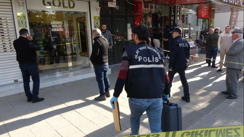 Adana'da kuyumcuya kalaşnikofla giren hırsızlar altınları çaldı Adana'da kuyumcuya kalaşnikofla giren hırsızlar altınları çaldı - 2. Resim