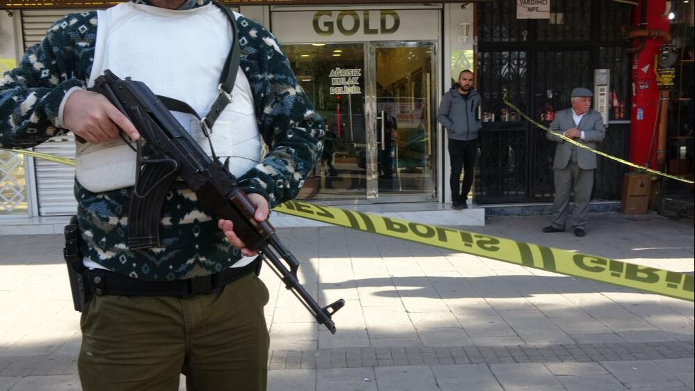 Adana'da kuyumcuya kalaşnikofla giren hırsızlar altınları çaldı Adana'da kuyumcuya kalaşnikofla giren hırsızlar altınları çaldı - 1. Resim