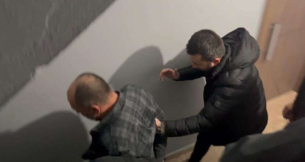 Bursa'da katil zanlısı ile polisler arasında kovalamaca! Çatıdan çatıya atladılar - 3. Resim