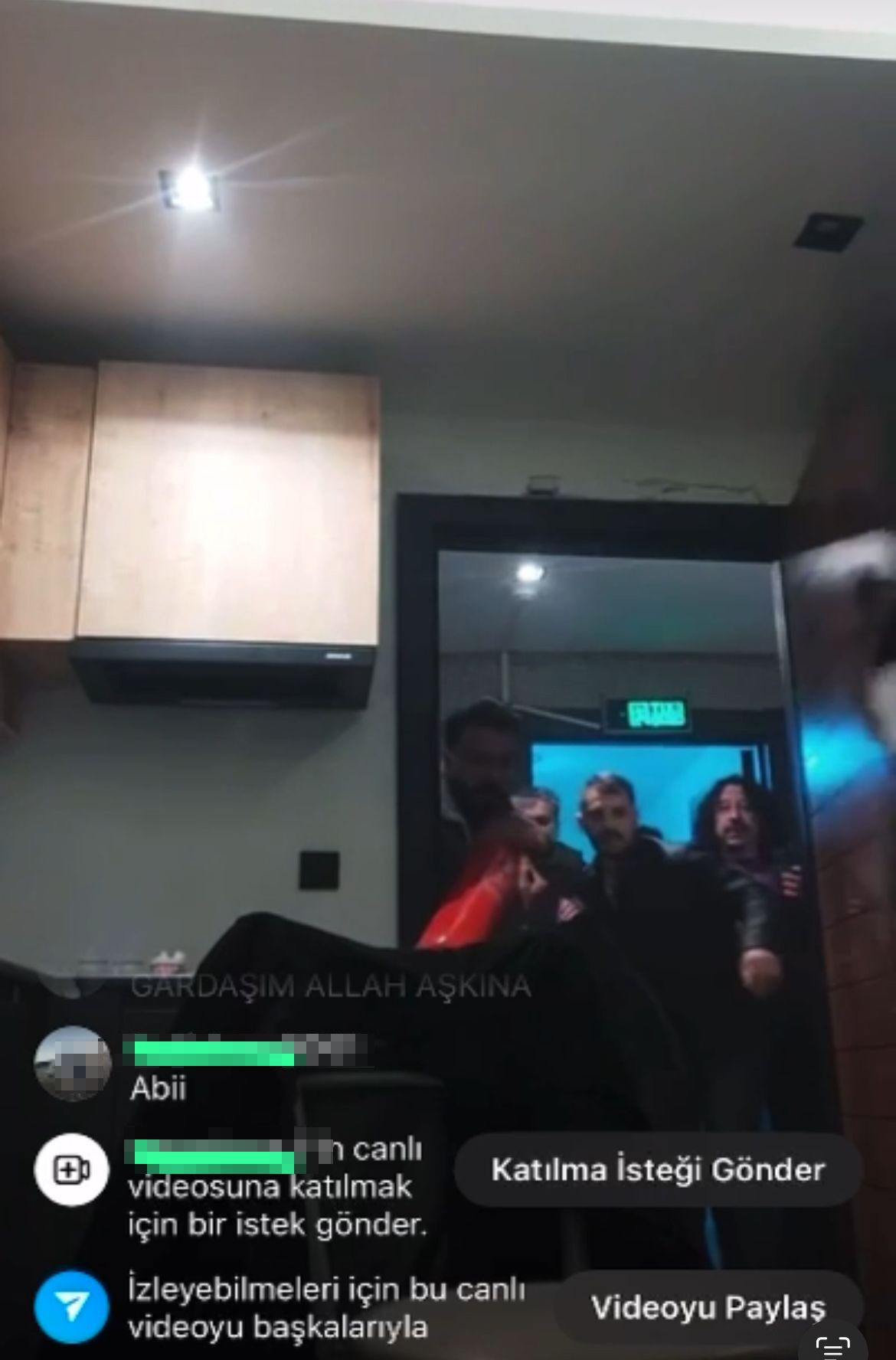 Canlı yayında korkunç olay! Polis kapıyı kırarak açtı, o anlar kamerada - 2. Resim