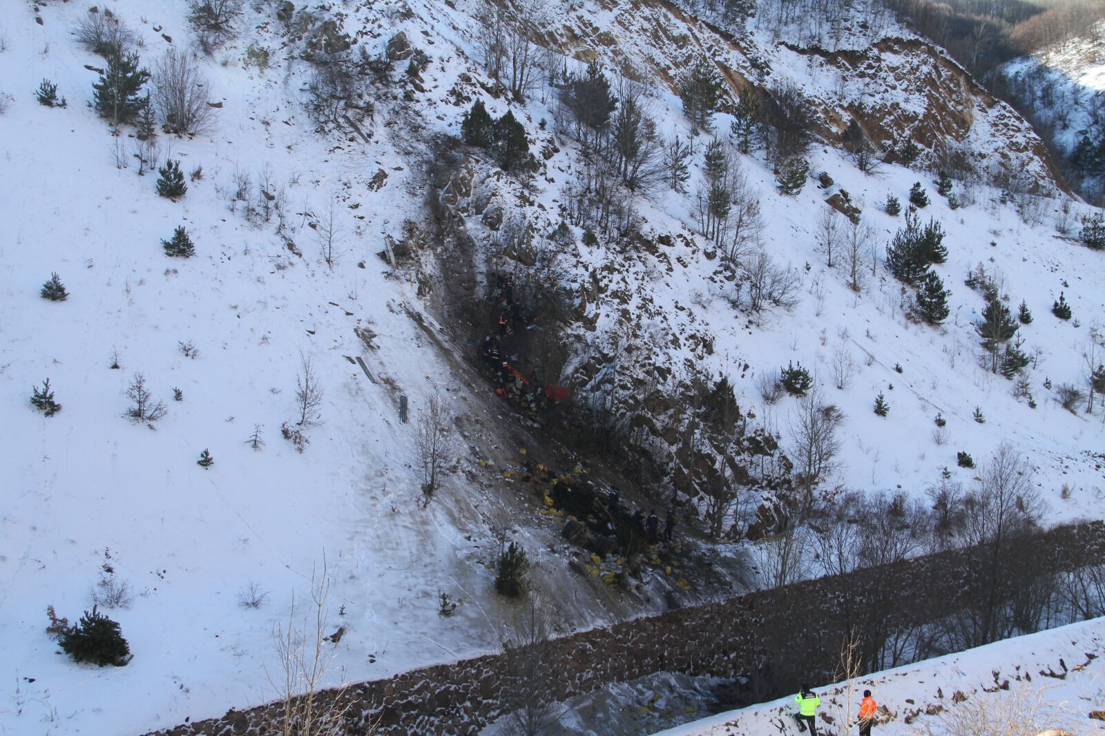 Dere yatağına devrilmişti! Kamyon sürücüsü feci şekilde hayatını kaybetti - 1. Resim