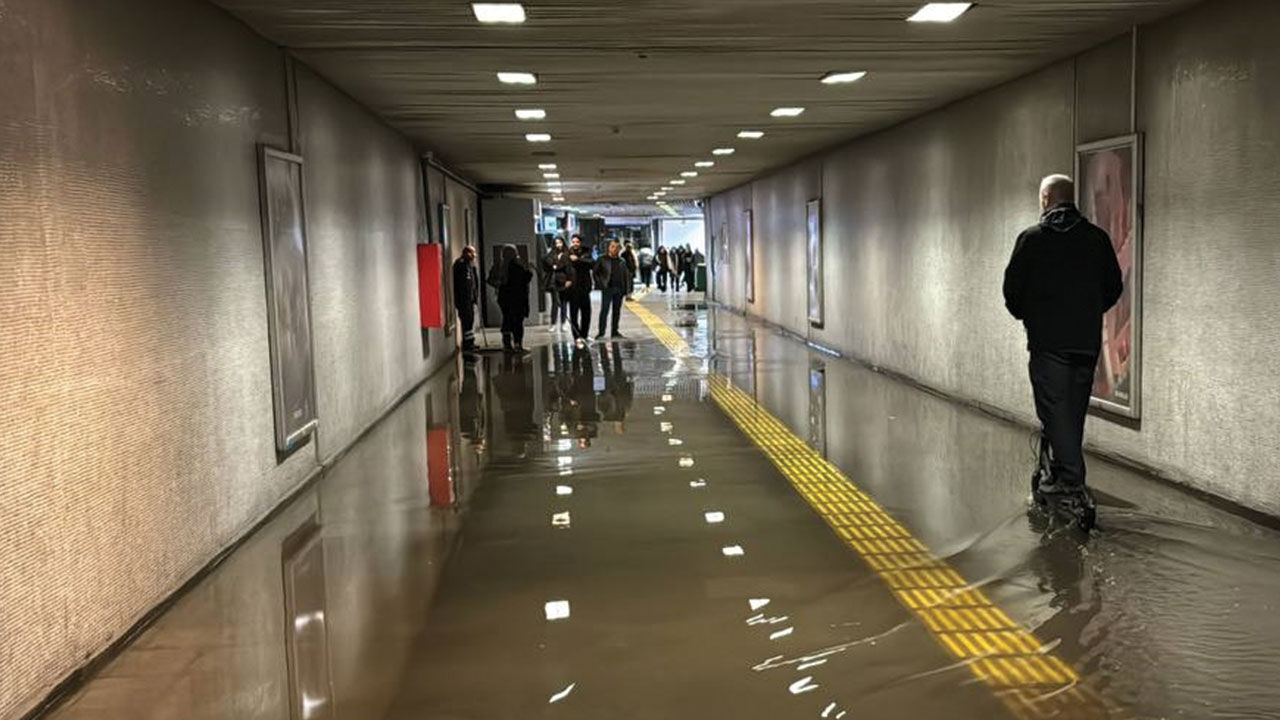 Fatih'teki Topkapı-Ulubatlı Metro İstasyonu'nu kanalizasyon suyu bastı! Vatandaşlar pis suyun içinde kaldı Fatih'teki Topkapı-Ulubatlı Metro İstasyonu'nu kanalizasyon suyu bastı! Vatandaşlar pis suyun içinde kaldı - 1. Resim