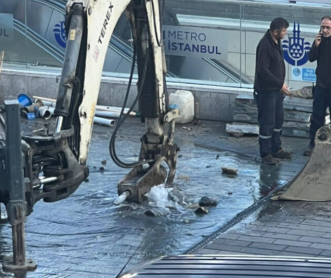 Fatih'teki Topkapı-Ulubatlı Metro İstasyonu'nu kanalizasyon suyu bastı! Vatandaşlar pis suyun içinde kaldı Fatih'teki Topkapı-Ulubatlı Metro İstasyonu'nu kanalizasyon suyu bastı! Vatandaşlar pis suyun içinde kaldı - 3. Resim