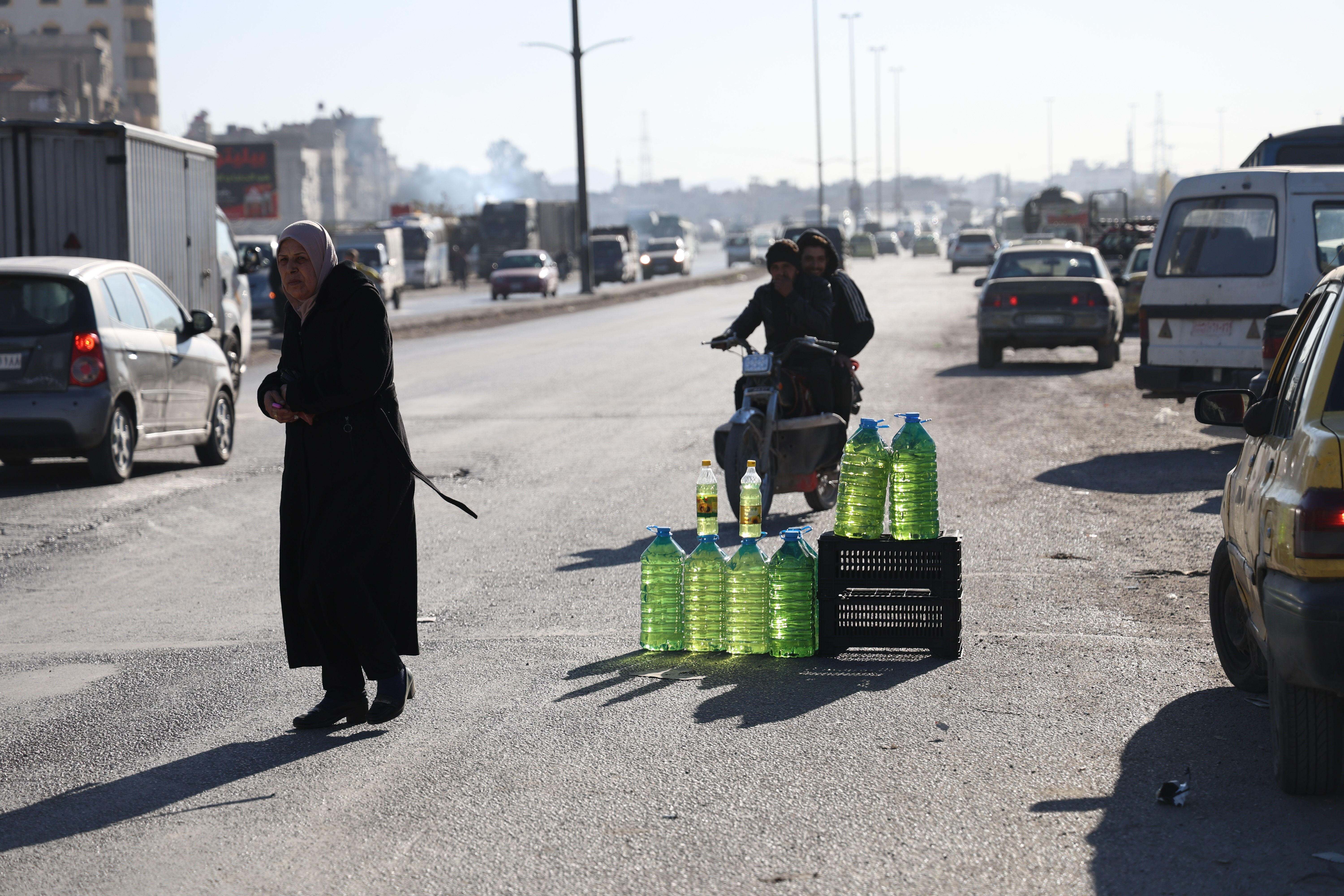 İstasyonlarda yakıt krizi! Komşu ülkede benzin karaborsaya düştü, seyyar satıcılar satıyor İstasyonlarda yakıt krizi! Suriye'de benzin karaborsaya düştü, seyyar satıcılar satıyor - 1. Resim