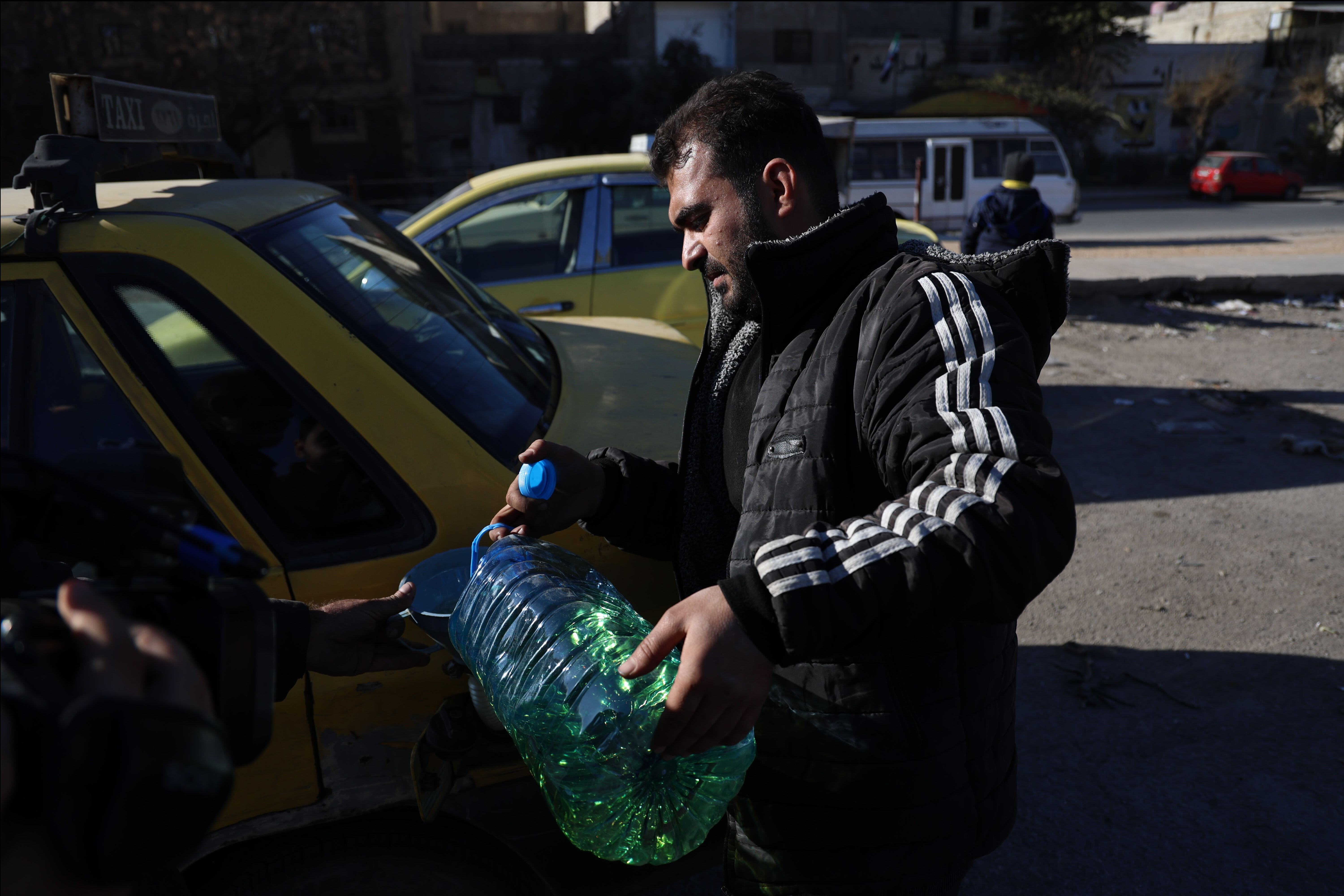 İstasyonlarda yakıt krizi! Komşu ülkede benzin karaborsaya düştü, seyyar satıcılar satıyor İstasyonlarda yakıt krizi! Suriye'de benzin karaborsaya düştü, seyyar satıcılar satıyor - 3. Resim