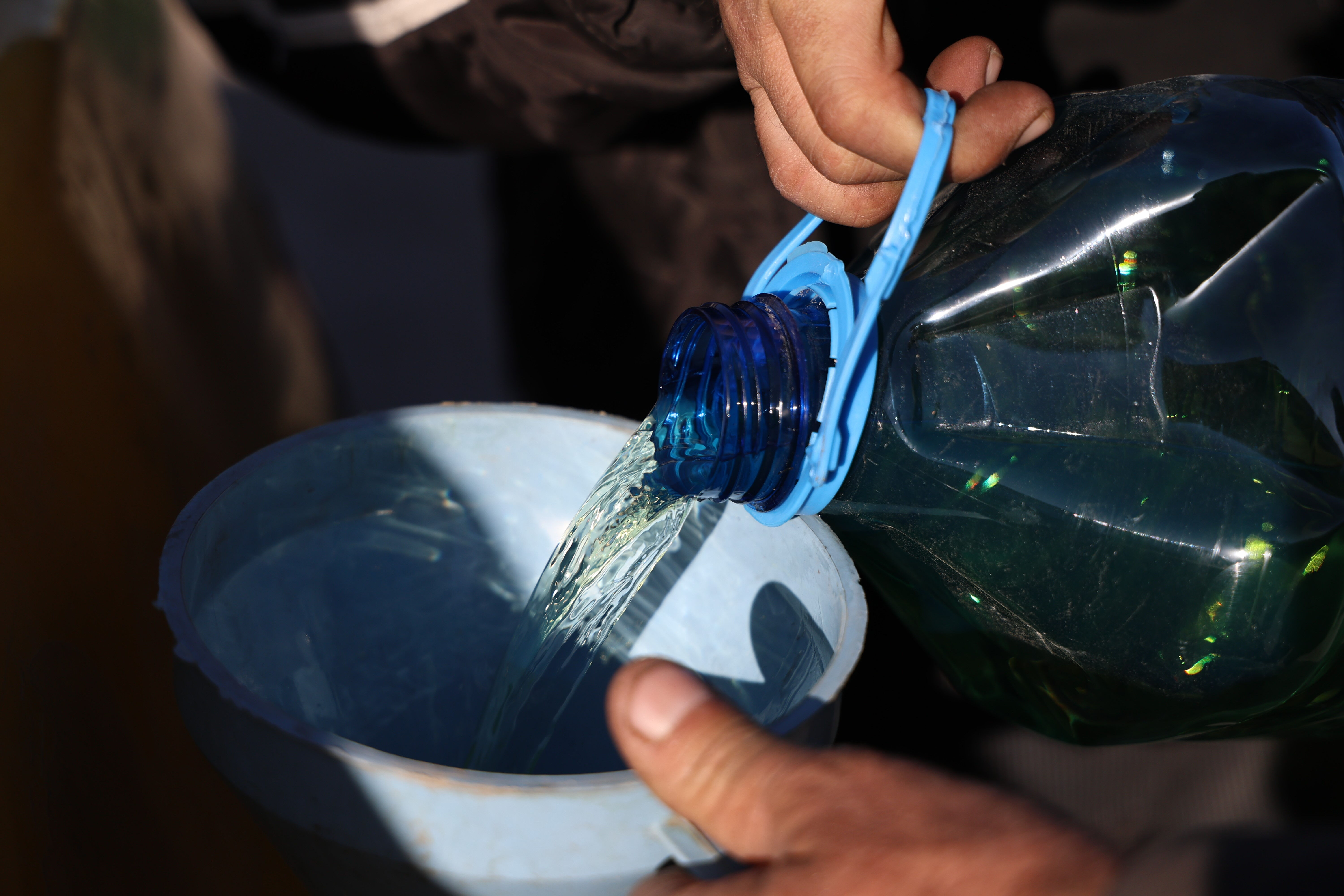 İstasyonlarda yakıt krizi! Komşu ülkede benzin karaborsaya düştü, seyyar satıcılar satıyor İstasyonlarda yakıt krizi! Suriye'de benzin karaborsaya düştü, seyyar satıcılar satıyor - 5. Resim