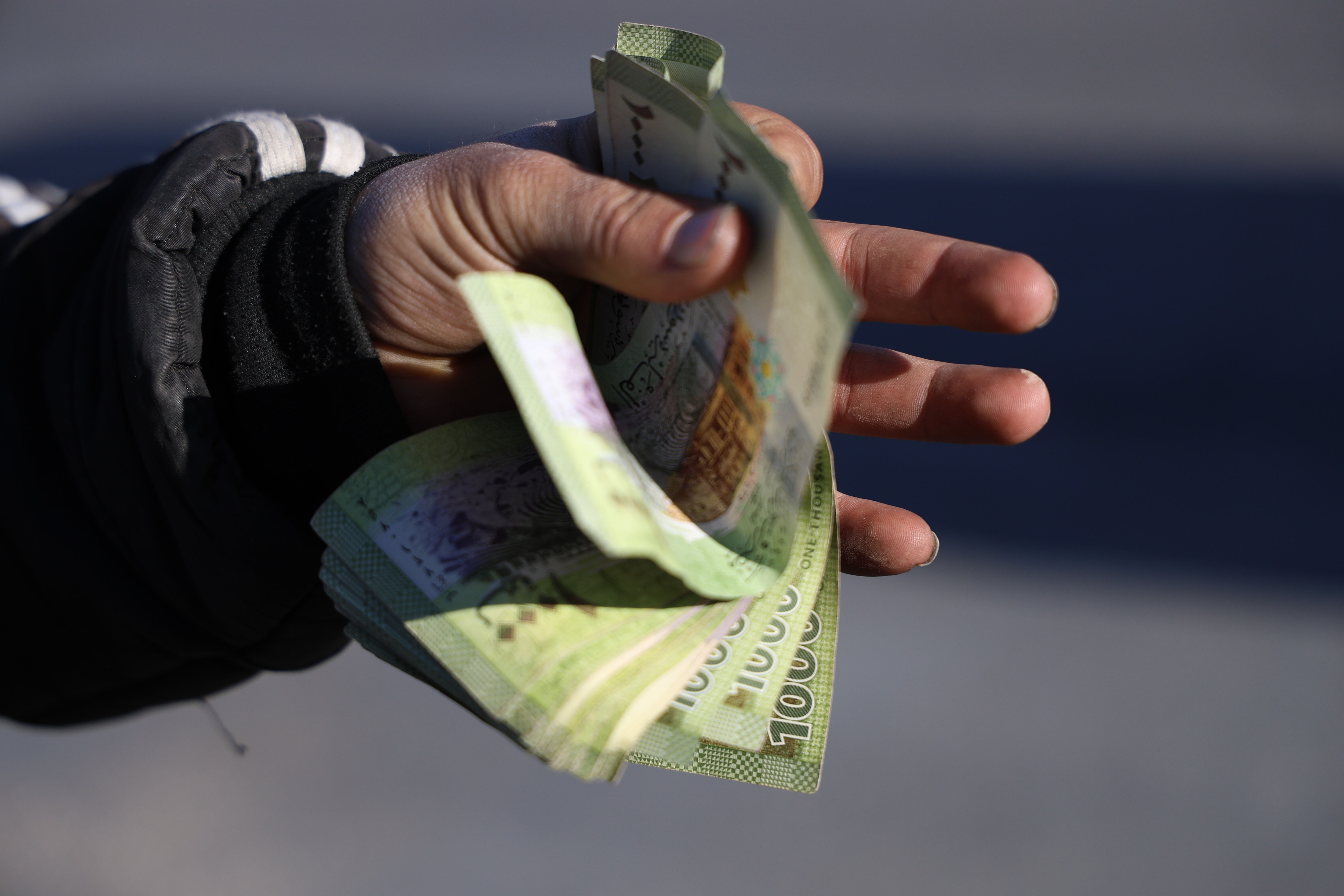 İstasyonlarda yakıt krizi! Komşu ülkede benzin karaborsaya düştü, seyyar satıcılar satıyor İstasyonlarda yakıt krizi! Suriye'de benzin karaborsaya düştü, seyyar satıcılar satıyor - 6. Resim