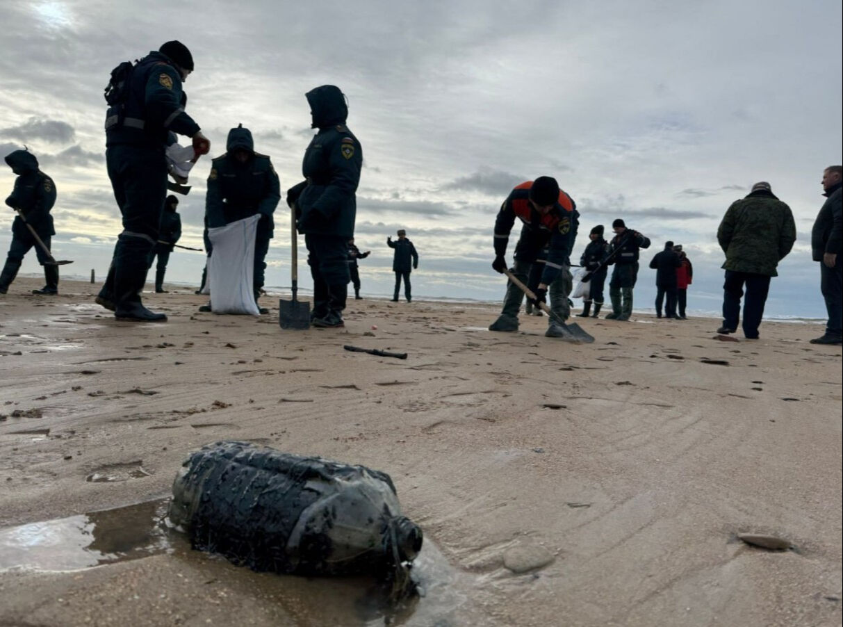 Karadeniz'de çevre felaketi! Petrol yüklü iki Rus tankerinden biri ikiye bölündü - 1. Resim