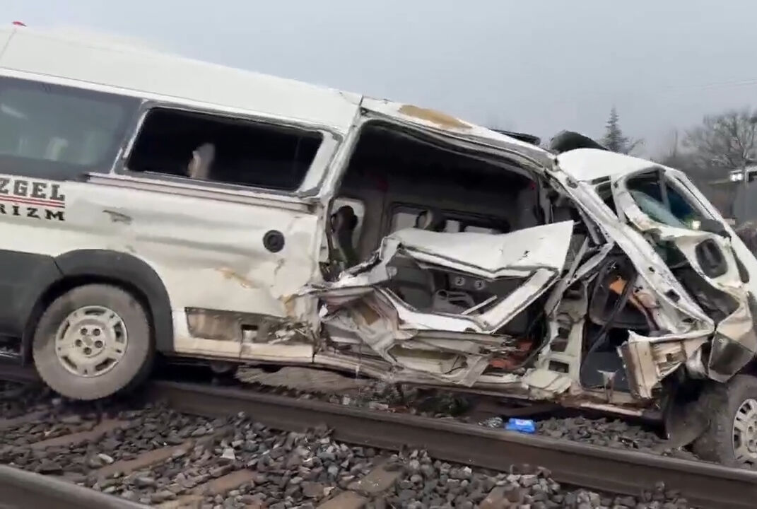 Kırklareli'nde yük treni fabrika servisine çarptı! Ekipler olay yerine sevk edildi - 2. Resim