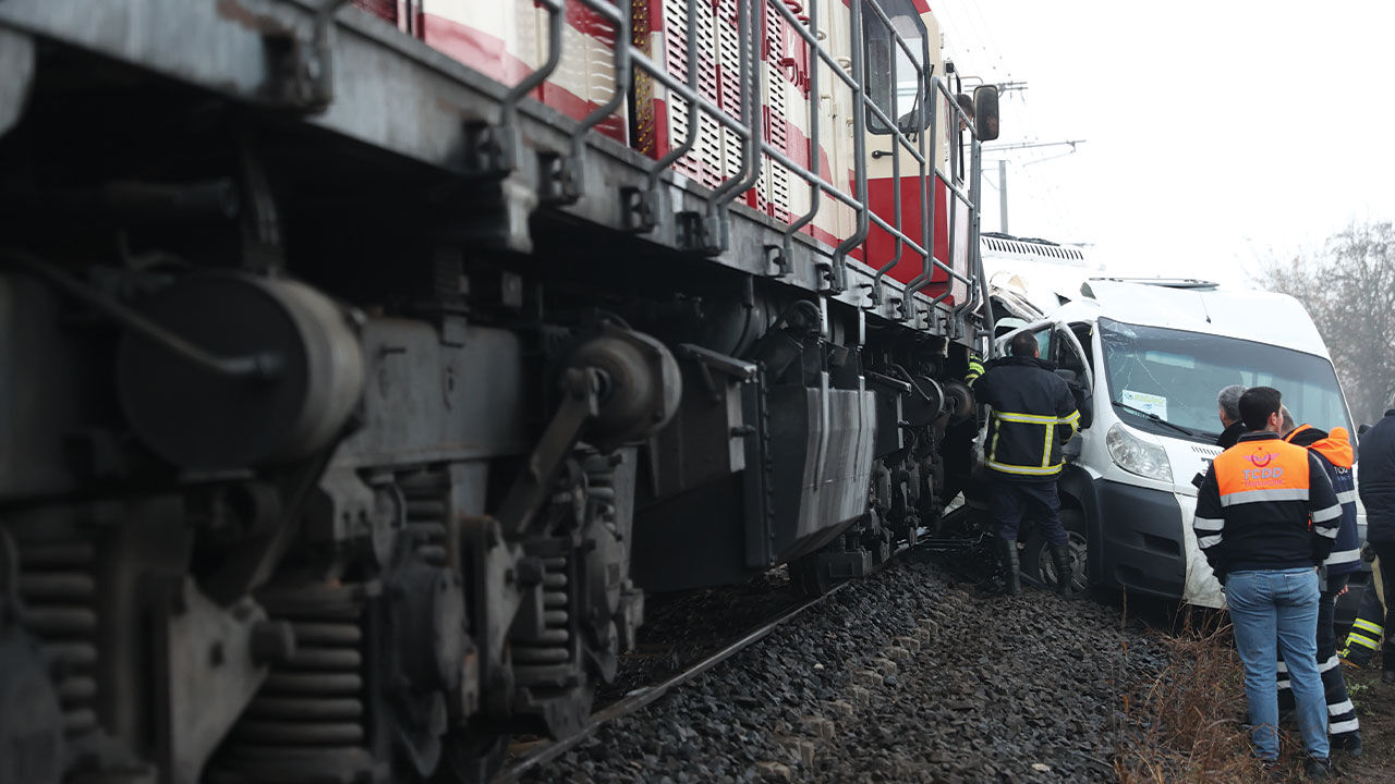 Kırklareli'nde yük treni fabrika servisine çarptı! Ekipler olay yerine sevk edildi - 1. Resim