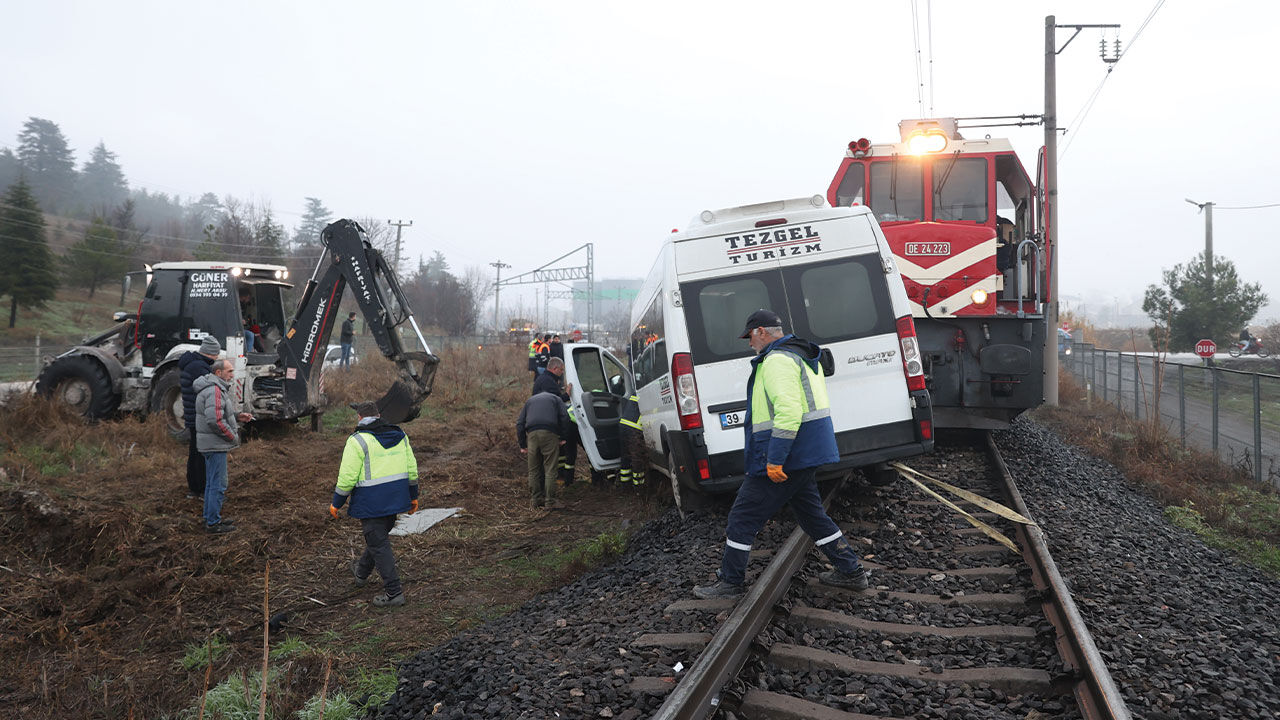 Kırklareli'nde yük treni fabrika servisine çarptı! Ekipler olay yerine sevk edildi - 3. Resim