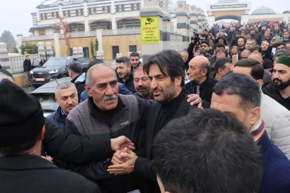 Ünlü şarkıcı Mahsun Kırmızıgül sahnede gözyaşlarına boğuldu! - 2. Resim