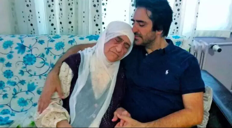 Ünlü şarkıcı Mahsun Kırmızıgül sahnede gözyaşlarına boğuldu! - 1. Resim