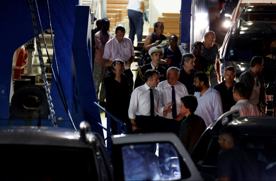 Yumurtalı saldırı çok konuşulmuştu! Macron bu kez Mayotte'de halk tarafından yuhalandı - 2. Resim