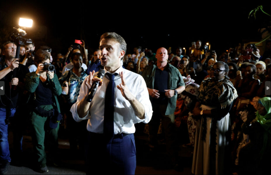 Yumurtalı saldırı çok konuşulmuştu! Macron bu kez Mayotte'de halk tarafından yuhalandı - 1. Resim