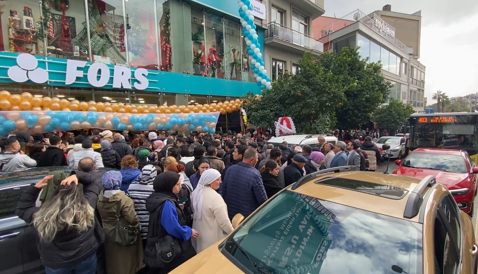 Aydın'da kaos ve izdiham! AVM açılışı utandıran görüntülere sahne oldu - 1. Resim