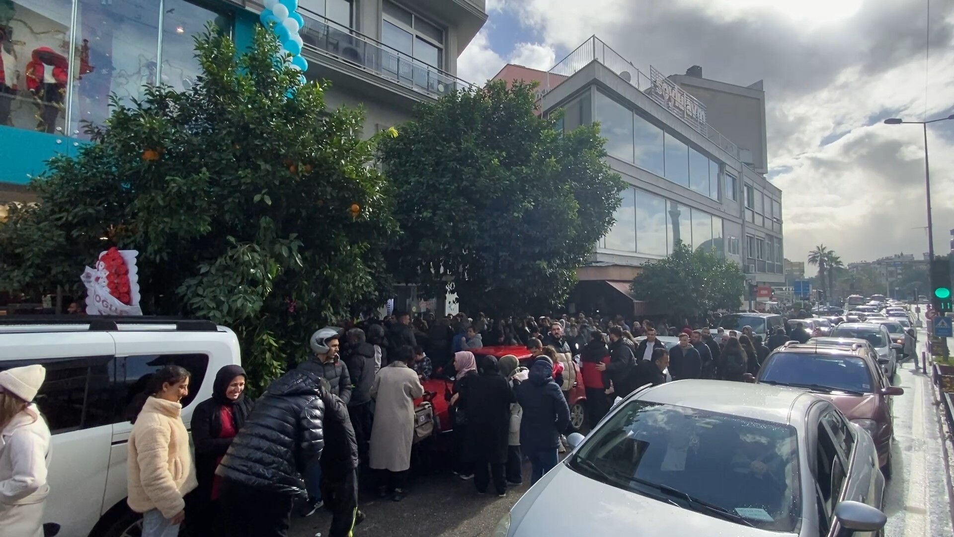 Aydın'da kaos ve izdiham! AVM açılışı utandıran görüntülere sahne oldu - 3. Resim