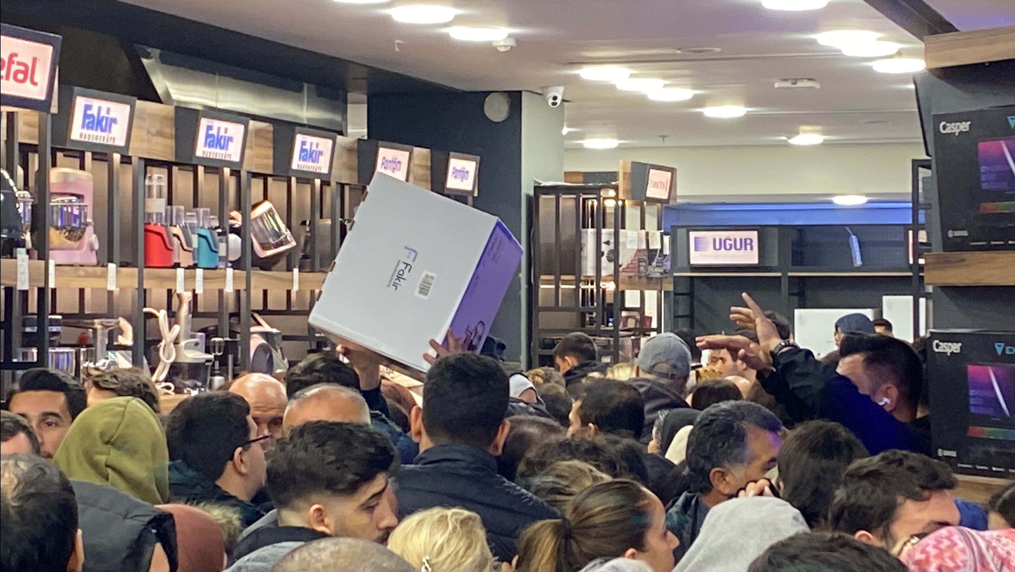 Aydın'da kaos ve izdiham! AVM açılışı utandıran görüntülere sahne oldu - 2. Resim