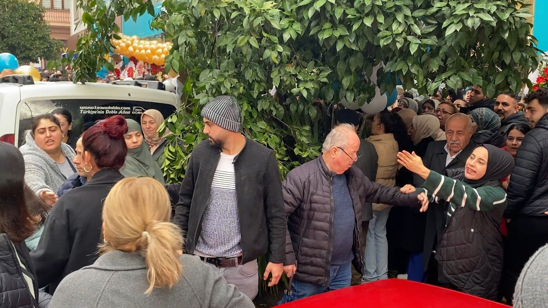 Aydın'da kaos ve izdiham! AVM açılışı utandıran görüntülere sahne oldu - 4. Resim