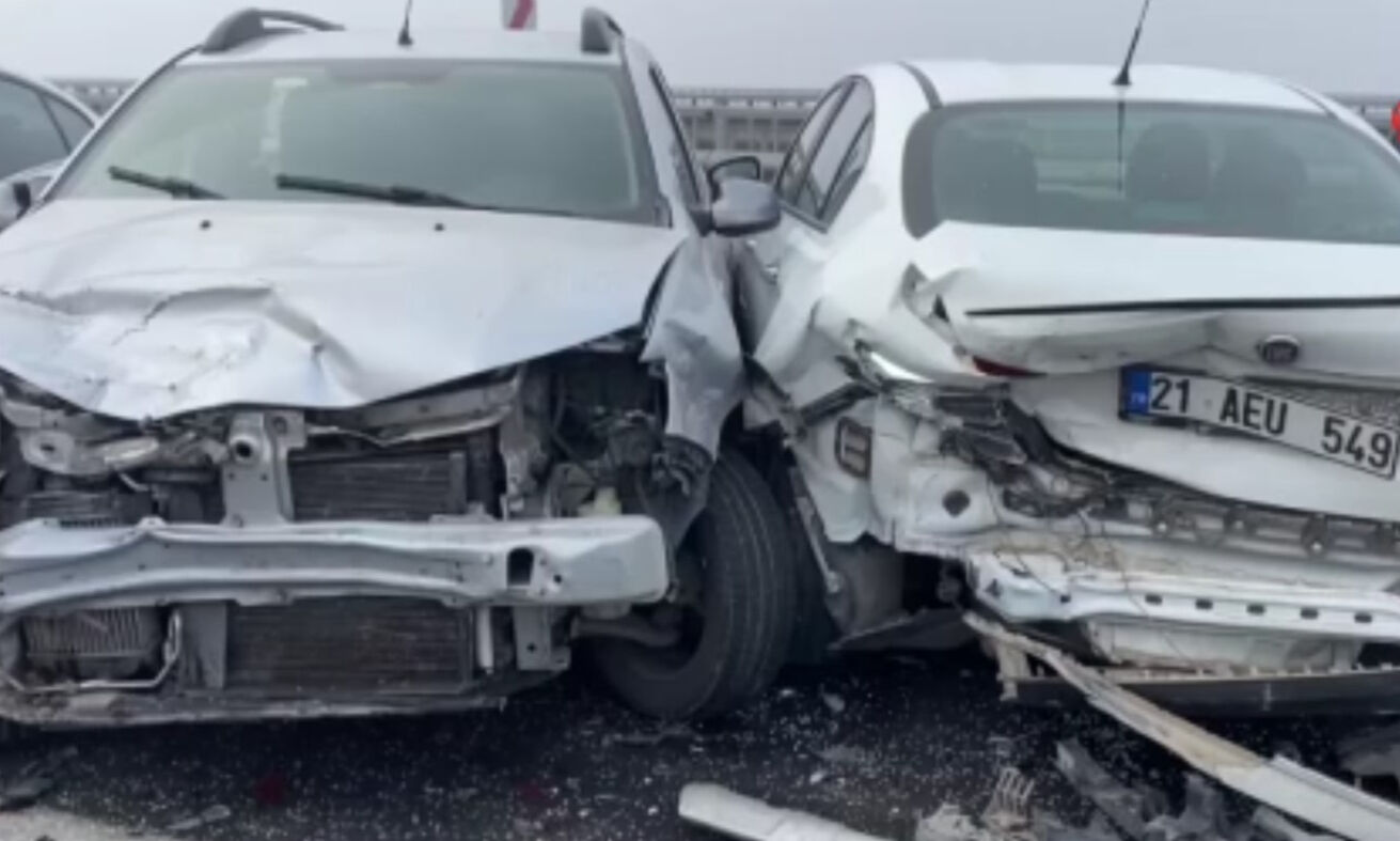 Diyarbakır'da 13 aracın karıştığı zincirleme kaza! Yaralılar var Diyarbakır'da 13 aracın karıştığı zincirleme kaza! Yaralılar var - 1. Resim