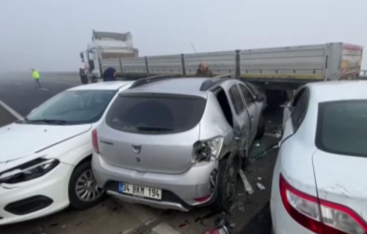 Diyarbakır'da 13 aracın karıştığı zincirleme kaza! Yaralılar var Diyarbakır'da 13 aracın karıştığı zincirleme kaza! Yaralılar var - 2. Resim