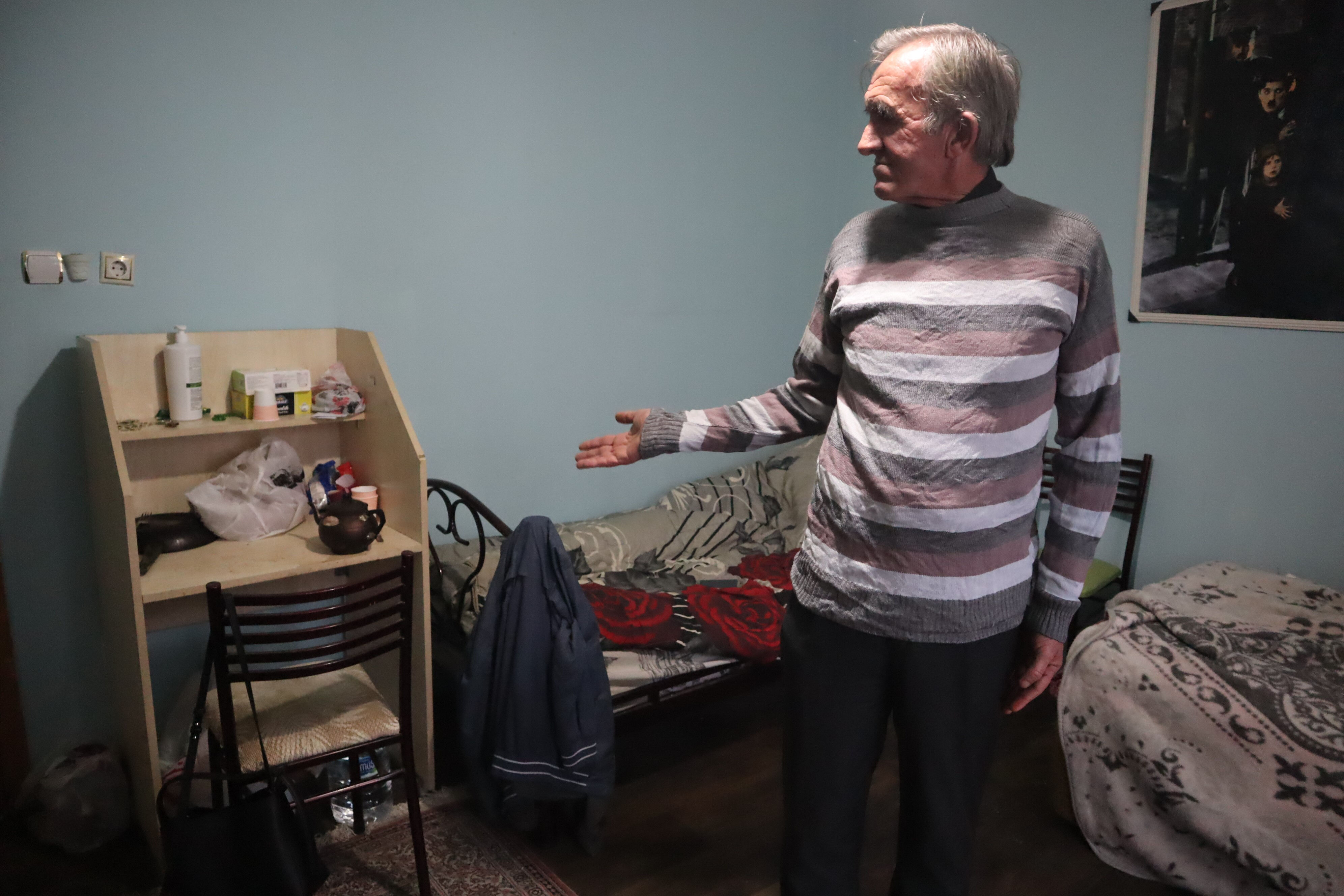 Evden kaçan kadın engelli çocuğuyla kocasını terk etti! Eskişehir'deki çaresiz babanın hali yürekleri dağladı Evden kaçan kadın engelli çocuğuyla kocasını terk etti! Eskişehir'deki çaresiz babanın hali yürekleri dağladı - 1. Resim