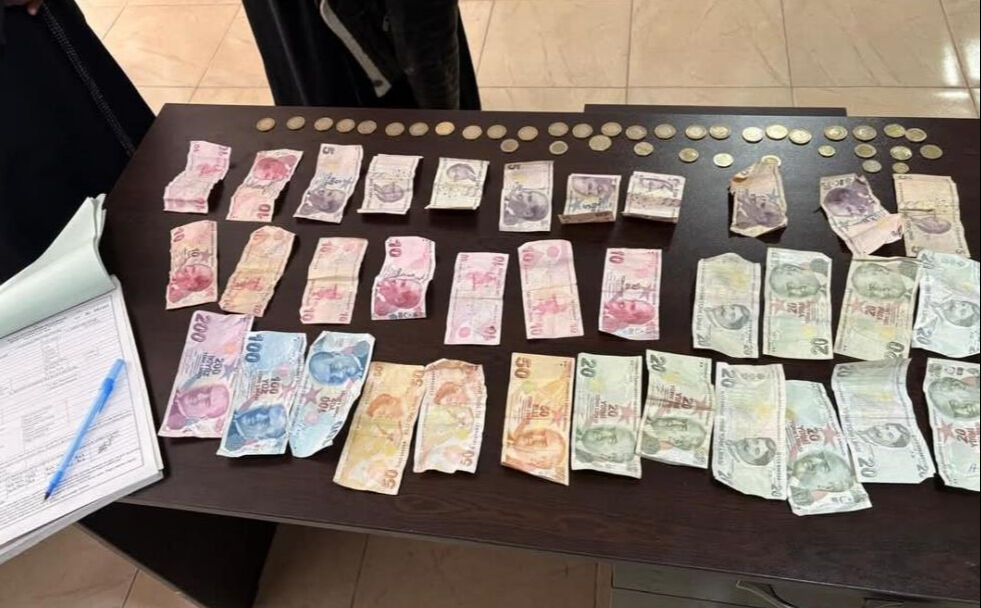 Kucağında bebekle duyguları istismar eden dilenci zabıta tarafından yakalandı Kucağında bebekle duyguları istismar eden dilenci zabıta tarafından yakalandı - 2. Resim