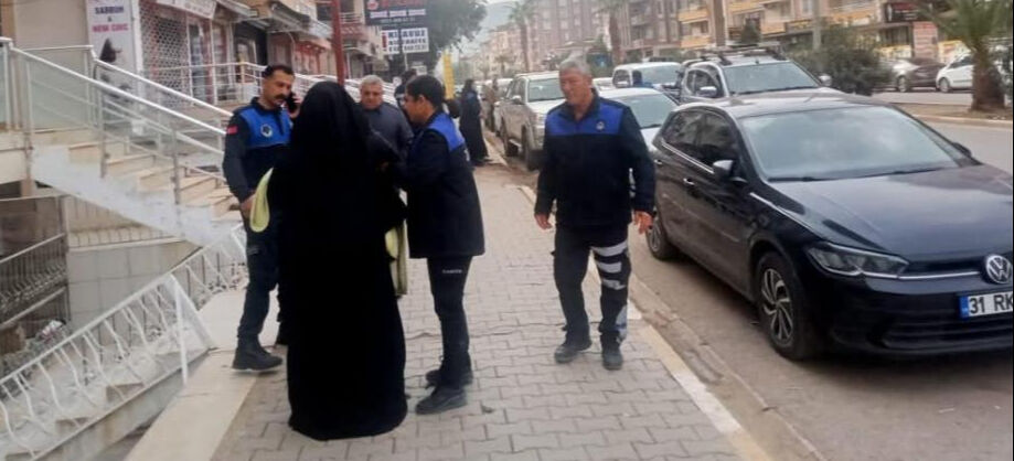 Kucağında bebekle duyguları istismar eden dilenci zabıta tarafından yakalandı Kucağında bebekle duyguları istismar eden dilenci zabıta tarafından yakalandı - 1. Resim