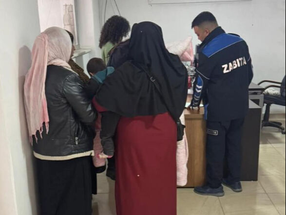 Kucağında bebekle duyguları istismar eden dilenci zabıta tarafından yakalandı Kucağında bebekle duyguları istismar eden dilenci zabıta tarafından yakalandı - 3. Resim