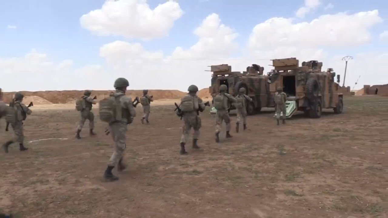 Mehmetçik Suriye'nin kuzeyindeki operasyonda 2 PKK'lı teröristi öldürdü Mehmetçik Suriye'nin kuzeyindeki operasyonda 2 PKK'lı teröristi öldürdü - 1. Resim