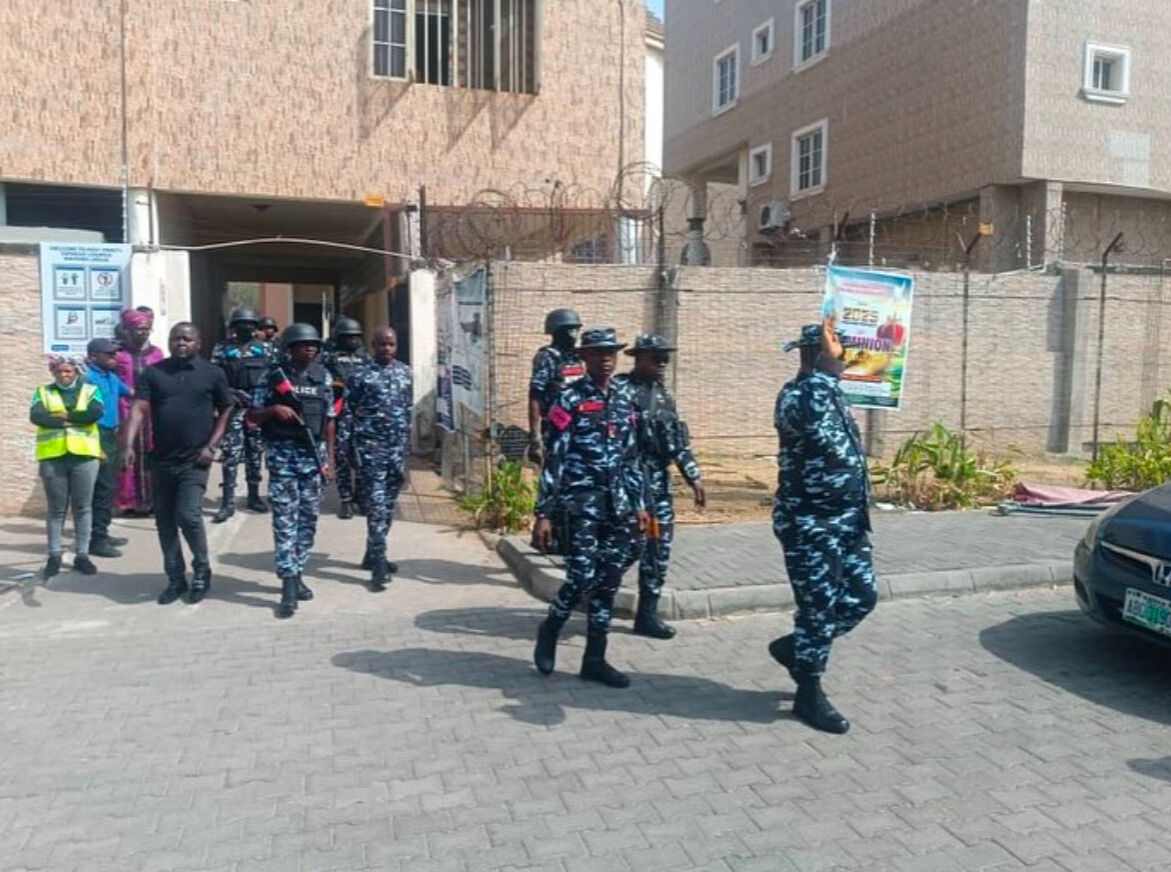 Nijerya'da kilisedeki izdihamda 10'dan fazla kişi hayatını kaybetti Nijerya'da kilisedeki izdihamda 10'dan fazla kişi hayatını kaybetti - 1. Resim