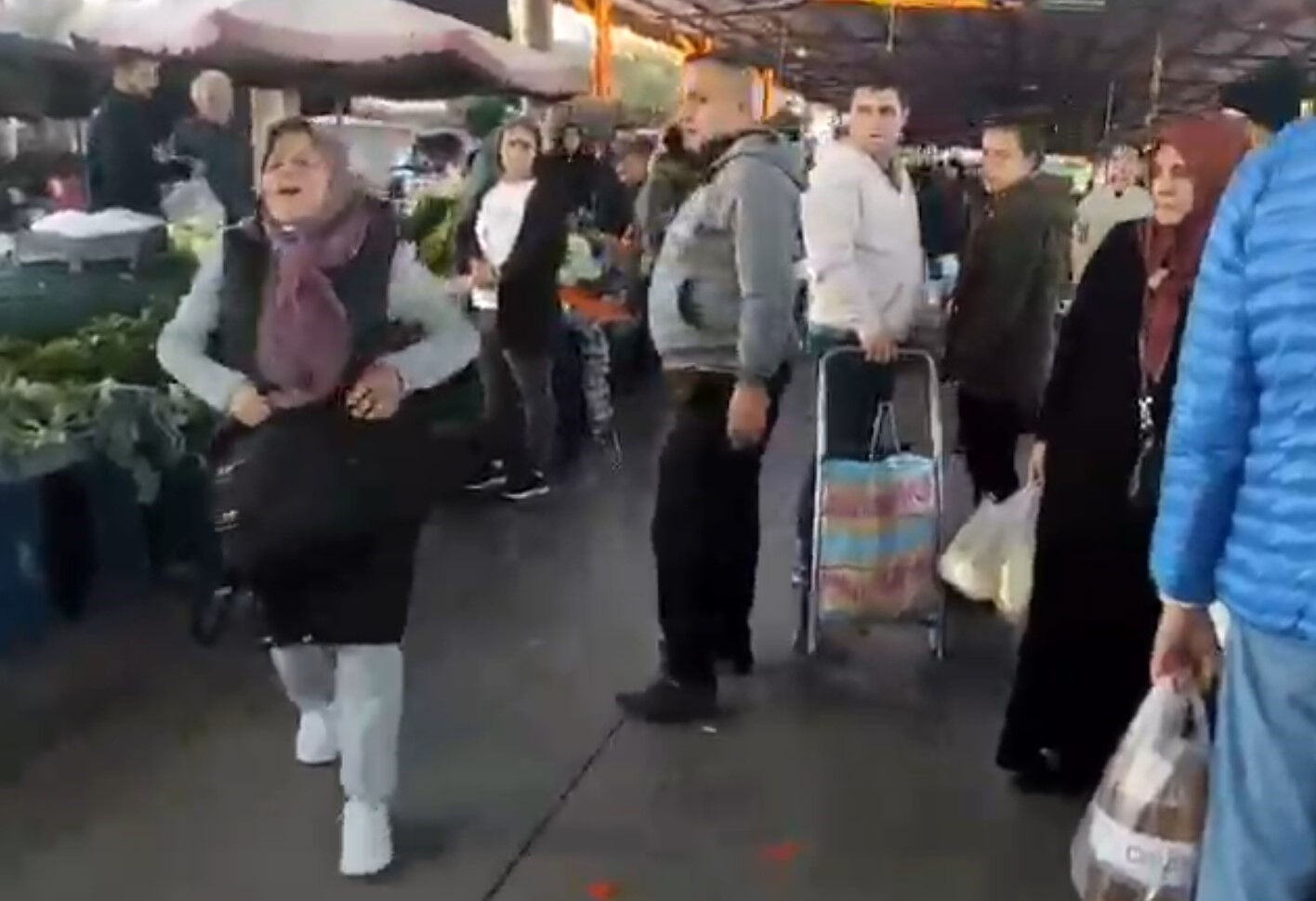 Pazar yerinde 18 bin lirası çalınan kadın sinir krizi geçirdi Pazar yerinde 18 bin lirası çalınan kadın sinir krizi geçirdi - 1. Resim