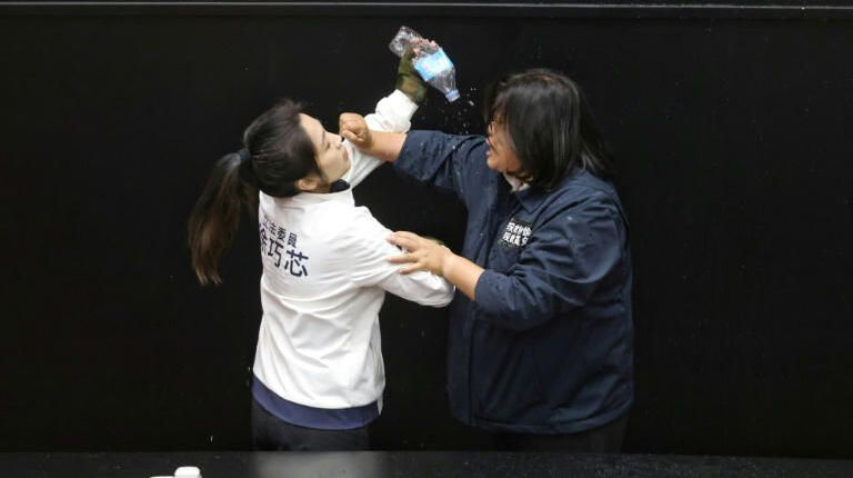 Yasa tasarısı tartışması sandalyelerin fırlatıldığı kavgaya döndü - 1. Resim