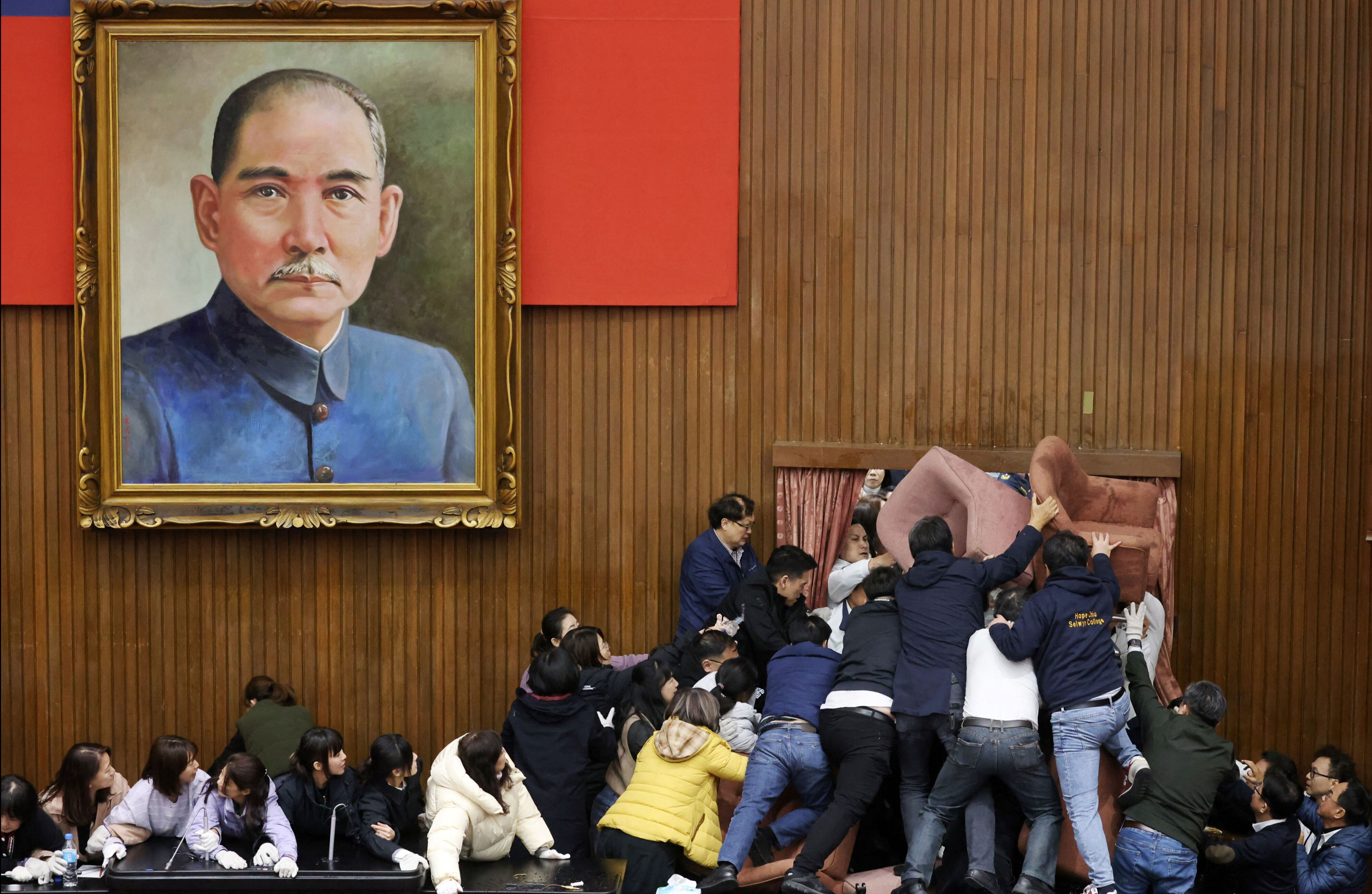 Yasa tasarısı tartışması sandalyelerin fırlatıldığı kavgaya döndü - 2. Resim