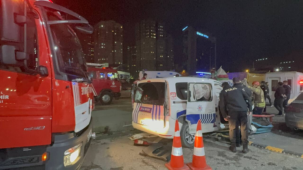 Zeytinburnu'nda polis aracı kazaya karıştı! Yaralılar var Zeytinburnu'nda polis aracı kazaya karıştı! Yaralılar var - 2. Resim