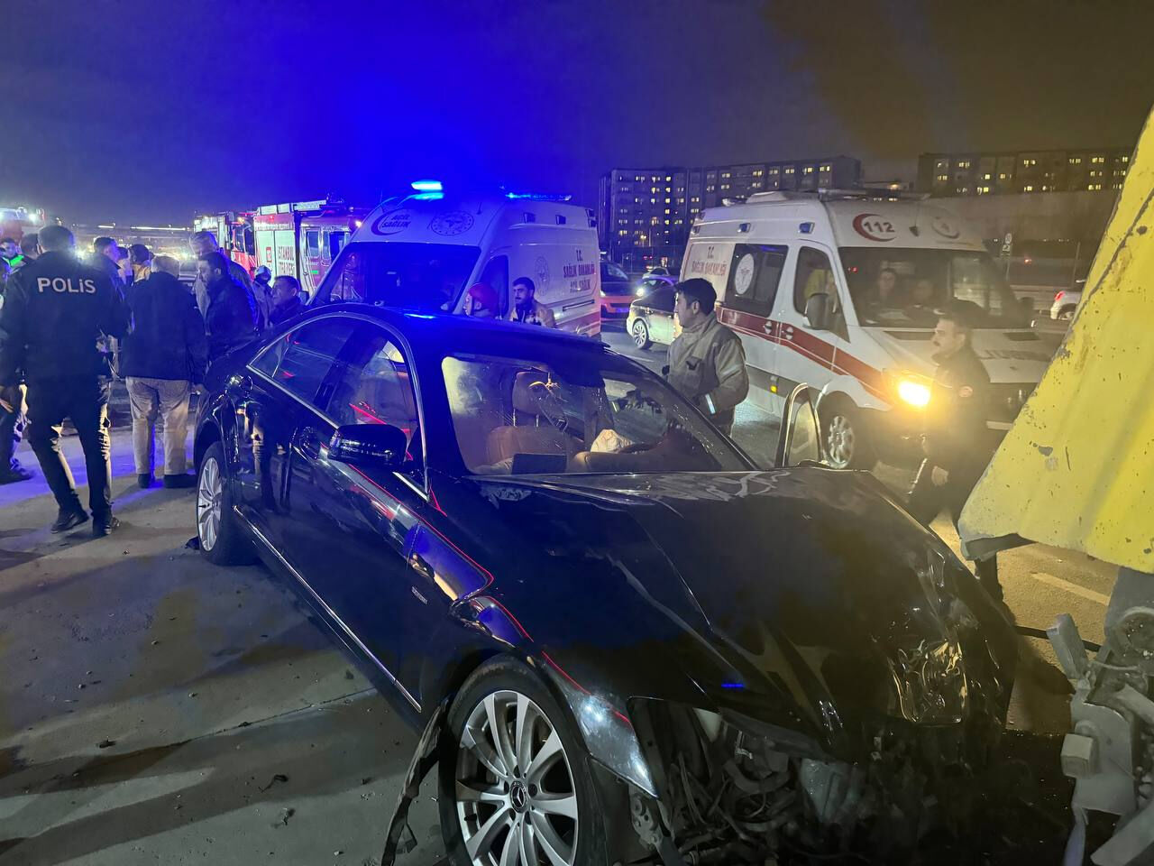 Zeytinburnu'nda polis aracı kazaya karıştı! Yaralılar var Zeytinburnu'nda polis aracı kazaya karıştı! Yaralılar var - 1. Resim