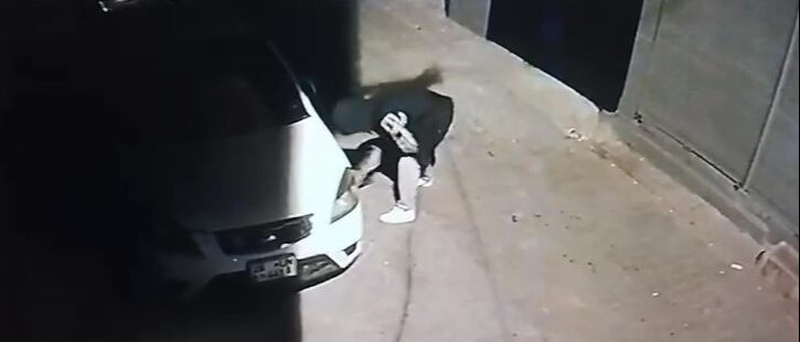 35 aracın lastiğini patlattılar, savunmalarıyla 'pes' dedirttiler - 1. Resim