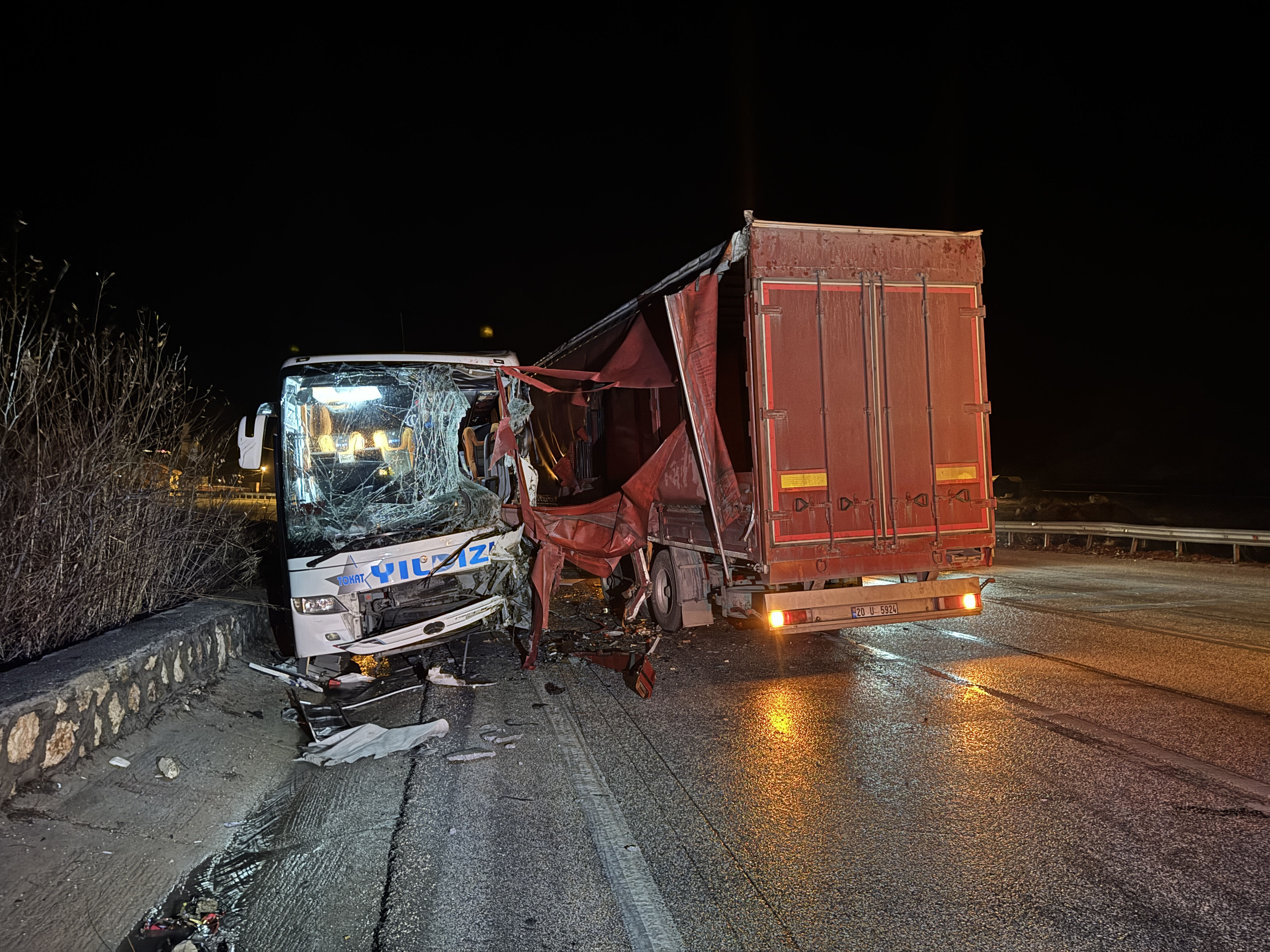 Afyonkarahisar'da yolcu otobüsü tır ile çarpıştı! Çok sayıda yaralı var - 2. Resim
