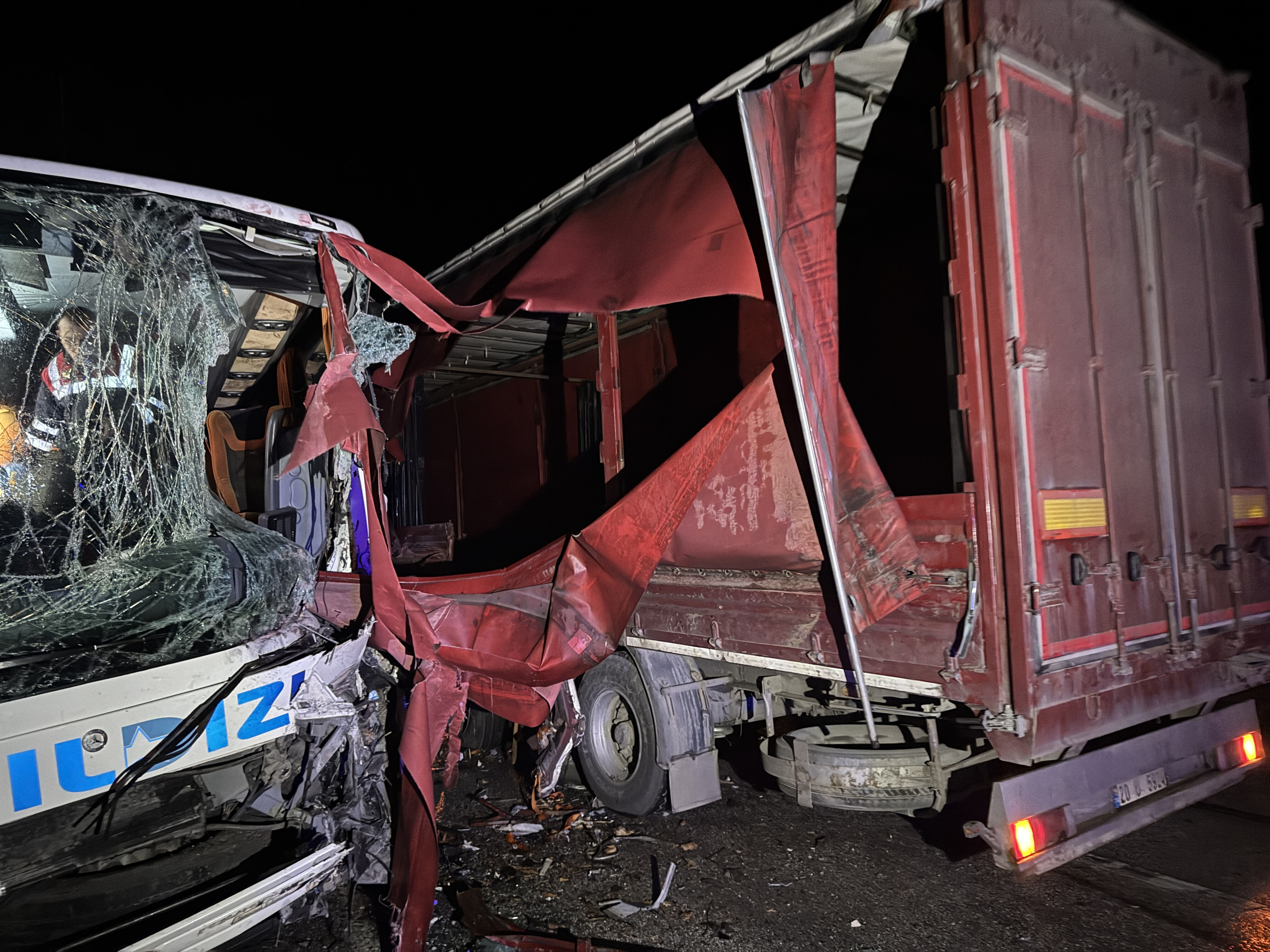 Afyonkarahisar'da yolcu otobüsü tır ile çarpıştı! Çok sayıda yaralı var - 1. Resim