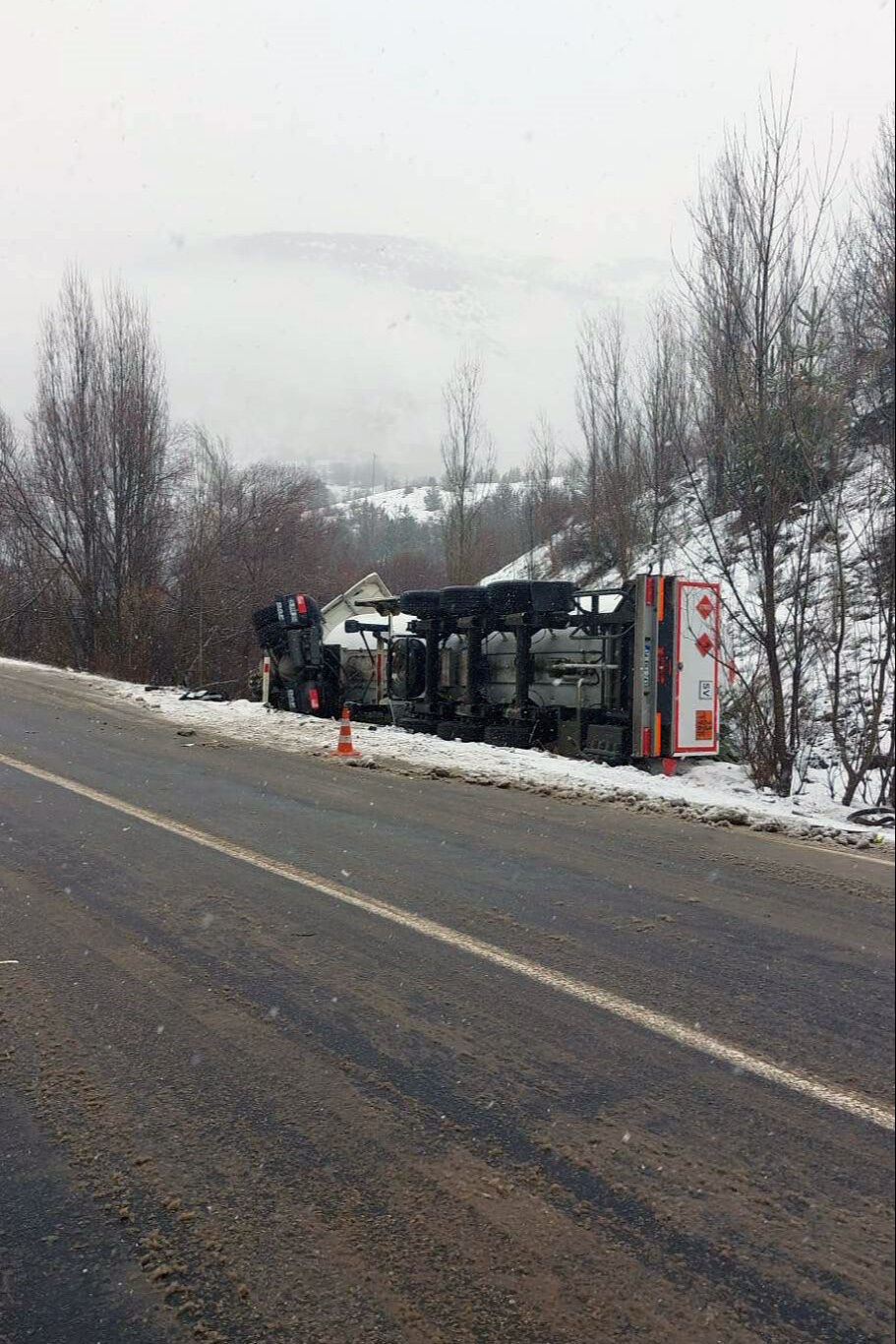 Akaryakıt tankeri tırla çarpıştı! Feci kazada yaralı var - 3. Resim