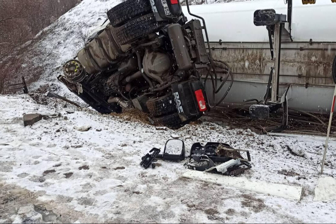 Akaryakıt tankeri tırla çarpıştı! Feci kazada yaralı var - 1. Resim