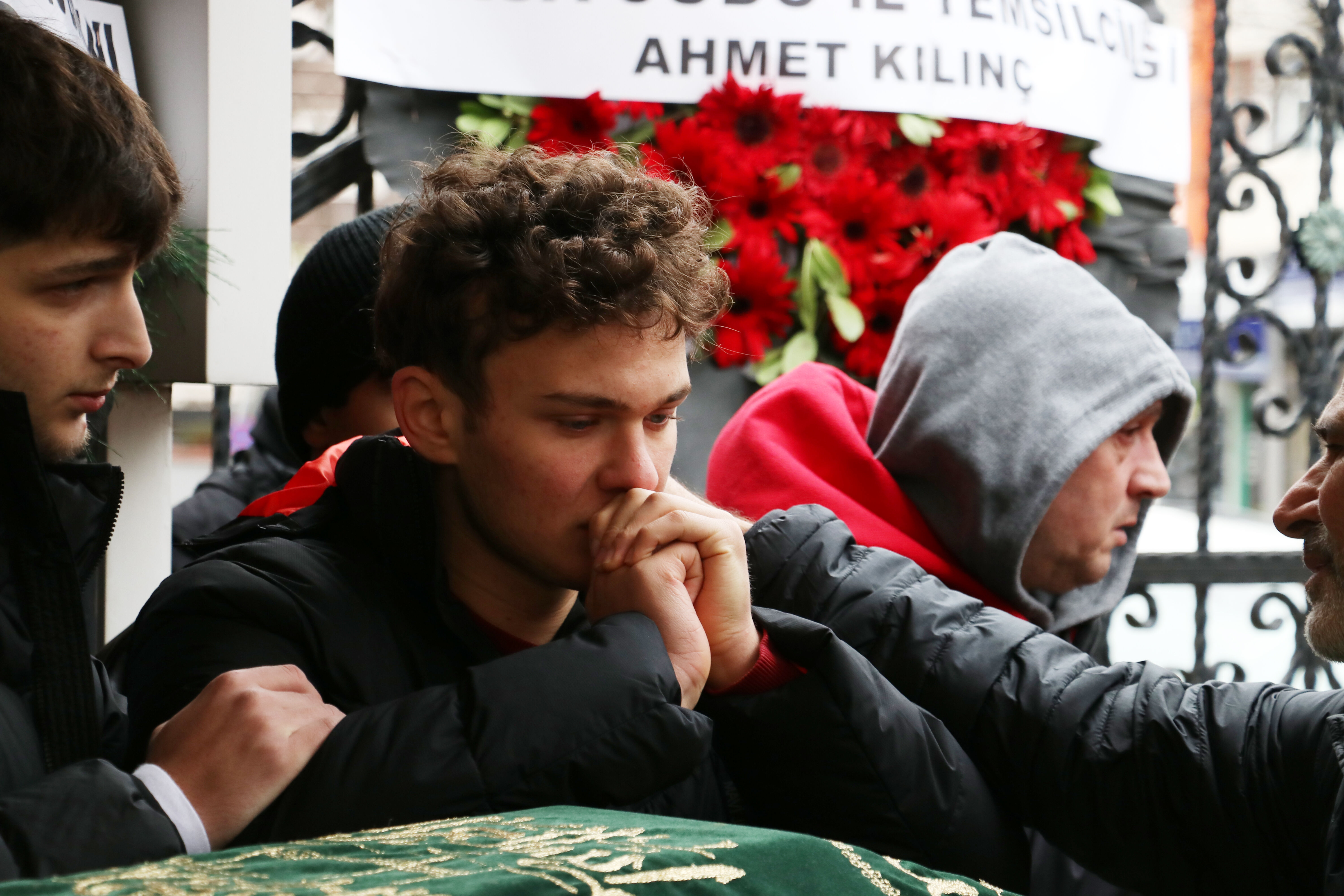 Erzurum'da çığ altında kalan milli judocu Emre Yazgan'a veda! İkizi tabutun başından ayrılmadı - 1. Resim